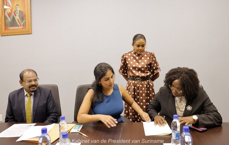 Dinotha Vorswijk (r) tekent als minister van GBB op 11 augustus 2023 de notariële akte van verkoop en koop van het perceelland op de hoek van de Lachmonstraat, Albert- en Jourilaan aan de ambassade van India, die werd vertegenwoordigd door ambassadeur Shankar Balachandran (l).