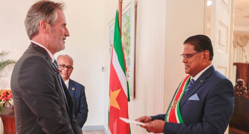 PARAMARIBO — Walter Oostelbos, die in 2018 ruim tien maanden als plaatsvervangend chef de posts heeft gewerkt op de Nederlandse ambassade in Paramaribo, is de nieuwe ambassadeur voor Suriname. Als hoogste diplomaat gaat hij zich inzetten voor de verbreding en verdieping van de bilaterale betrekkingen tussen de twee landen. Hij volgt Henk van de Zwan op, die van medio 2020 tot en met eind augustus ambassadeur was. Bij het aanbieden van zijn geloofsbrieven woensdag zei Oostelbos te verwachten dat door gezamenlijke inspanningen met de Surinaamse regering de wederzijdse betrekkingen naar nieuwe hoogten kunnen worden gebracht. Tussen de twee landen worden er talrijke projecten uitgevoerd, inclusief het Makandraproject dat als voorbeeld werd gesteld van de vruchtbare samenwerking. President Chandrikapersad Santokhi zei tegen de buitengewoon en gevolmachtigd ambassadeur dat hij vooral de ontwikkeling van business to business-relaties wil zien. Hij vroeg hem daarom om samen met minister Albert Ramdin van Buitenlandse Zaken, International Business en Internationale Samenwerking na te gaan hoe daaraan invulling te geven. Ramdin was woensdag ook aanwezig. Het staatshoofd benadrukte de gestage vooruitgang in de wederzijdse samenwerking op zowel technisch als politiek-diplomatiek niveau. Volgens hem wordt uitgekeken naar een maximale benutting van de fondsen binnen het Makandraproject. Hij en Oostelbos kijken uit naar verdere mogelijkheden voor samenwerking, gebaseerd op de geïdentificeerde prioriteiten van Suriname. De historische band en der verbondenheid tussen beide landen en hun bevolking werd als onlosmakelijk benoemd.