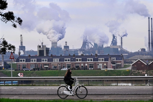 Op de achtergrond het complex van Tata Steel in IJmuiden. Lang was onder economen de consensus dat de prijs op de emissiemarkt te laag was om CO2-emissies echt omlaag te brengen. Foto Peter Hilz/ANP Op de achtergrond het complex van Tata Steel in IJmuiden. Lang was onder economen de consensus dat de prijs op de emissiemarkt te laag was om CO2-emissies echt omlaag te brengen. Foto Peter Hilz/ANP