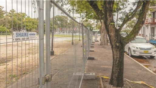 Er zijn dranghekken geplaatst rondom het Onafhankelijkheidsplein. Foto: Facebook/ Herman Dulder Er zijn dranghekken geplaatst rondom het Onafhankelijkheidsplein. Foto: Facebook/ Herman Dulder