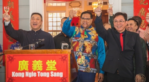 President Santokhi en de Chinese ambassadeur heffen het glas. Foto: CDS President Santokhi en de Chinese ambassadeur heffen het glas. Foto: CDS