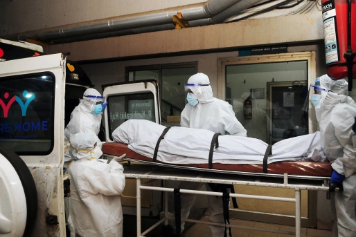 In de Indiase deelstaat Kerala zijn twee mensen bezweken aan het dodelijke Nipah-virus. De autoriteiten hebben strenge maatregelen getroffen. Foto AFP In de Indiase deelstaat Kerala zijn twee mensen bezweken aan het dodelijke Nipah-virus. De autoriteiten hebben strenge maatregelen getroffen. Foto AFP
