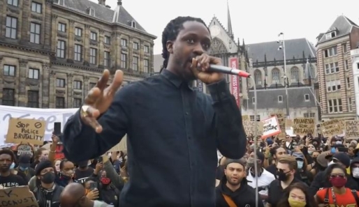 Akwasi tijdens zijn speech op de Dam. © Videostill Akwasi tijdens zijn speech op de Dam. © Videostill