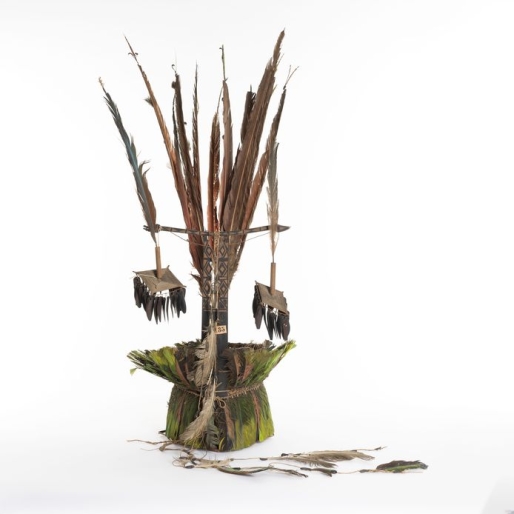 Veren hoofdtooi van Arawak of de Warrau uit wat nu Brits Guyana is. Het Zeeuws Museum in Middelburg heeft vier hoofdtooien in depot uit de etnografische collectie van Koninklijk Zeeuwsch Genootschap der Wetenschappen. Drie van deze ‘Indiaanse statiemutsen’ uit Essequebo en Demerary werden in 1776 en 1817 aan het Genootschap geschonken door Justus Tjeenk, Abraham Louijssen en Nicolaas Hugenholtz. © Anda van Riet en Mieke Wijnen Veren hoofdtooi van Arawak of de Warrau uit wat nu Brits Guyana is. Het Zeeuws Museum in Middelburg heeft vier hoofdtooien in depot uit de etnografische collectie van Koninklijk Zeeuwsch Genootschap der Wetenschappen. Drie van deze ‘Indiaanse statiemutsen’ uit Essequebo en Demerary werden in 1776 en 1817 aan het Genootschap geschonken door Justus Tjeenk, Abraham Louijssen en Nicolaas Hugenholtz. © Anda van Riet en Mieke Wijnen